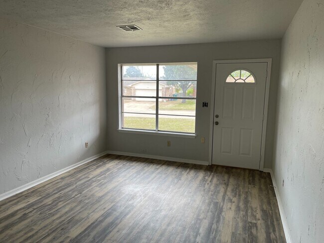 Building Photo - 3 bedroom home for rent in SW OKC,  - granite counter-tops! new stainless gas range and new dishw...