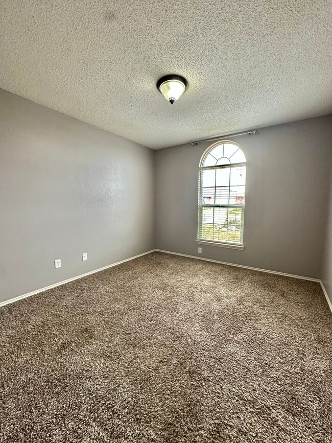 Building Photo - COMING MARCH 2026- 4-Bedroom Home in Paulann w/ Solar Panels!