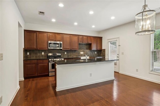 Building Photo - 4950 Hazelwood Dr