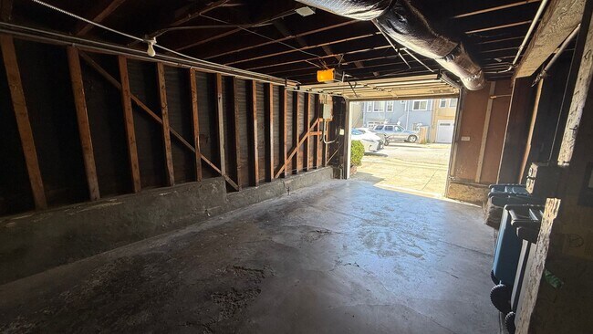 Building Photo - Epic REA - Expansive 2BD/ 1BA with Huge Garage in the Outer Mission