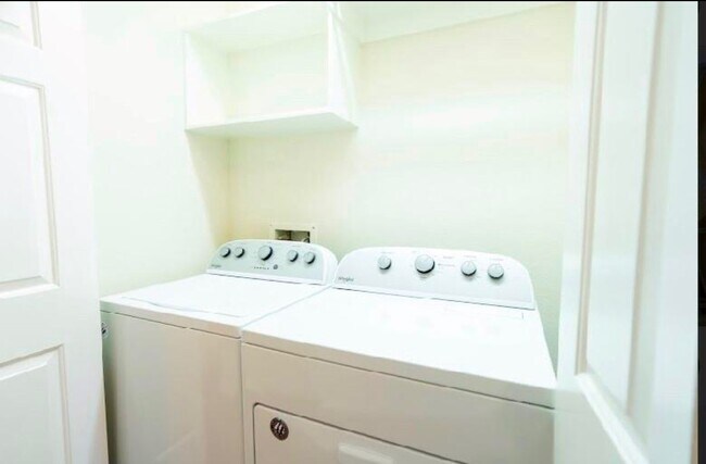 Building Photo - 14413 Rosehedge Ct