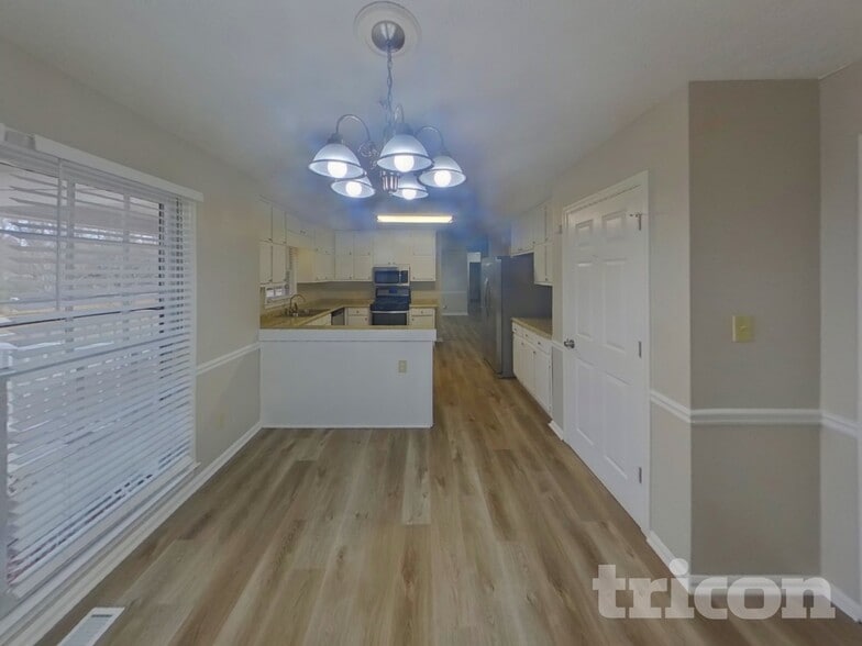 Building Photo - 555 N Oakland Cir