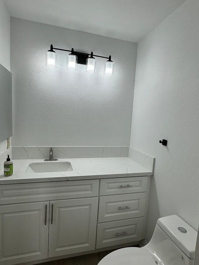 Building Photo - "Charming 1-Bedroom Retreat in Naperville - Perfect for Comfortable Living!"