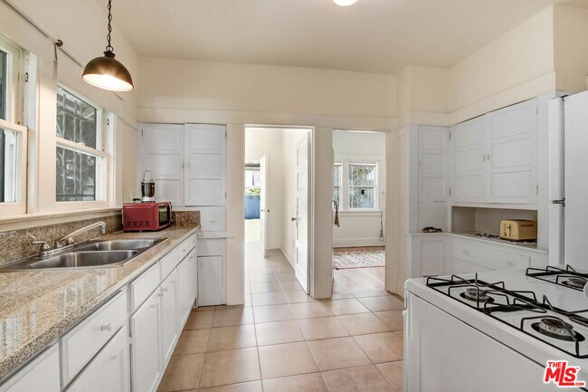 Building Photo - 1246 W 48th St