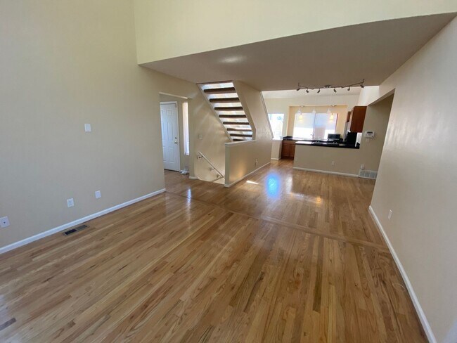 Building Photo - Beautiful 3 Bedroom 2 Bath Townhome Close ...