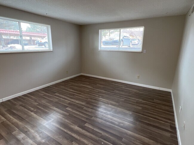 Building Photo - Recently Renovated 2 bedroom 1 bath Garden...