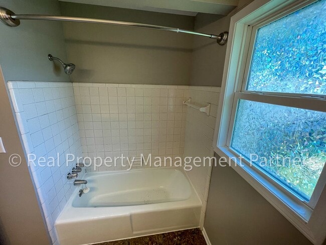 Building Photo - 3920 Camelot Dr SE