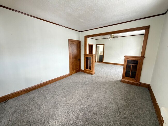 Building Photo - 2 Bedroom w/ Garage Option - AVAILABLE APRIL 24TH!