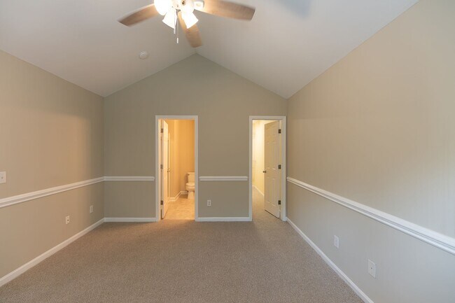 Building Photo - 121 Goldfinch Ave