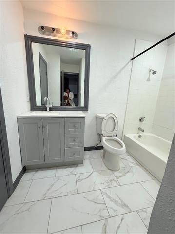 Building Photo - 6646 E Lovers Ln