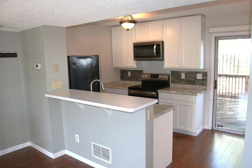 Building Photo - 4885 Stoneybrook Blvd