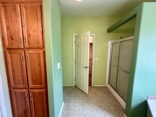 Building Photo - 3 Bedroom 2 Bath nestled in Grass Valley