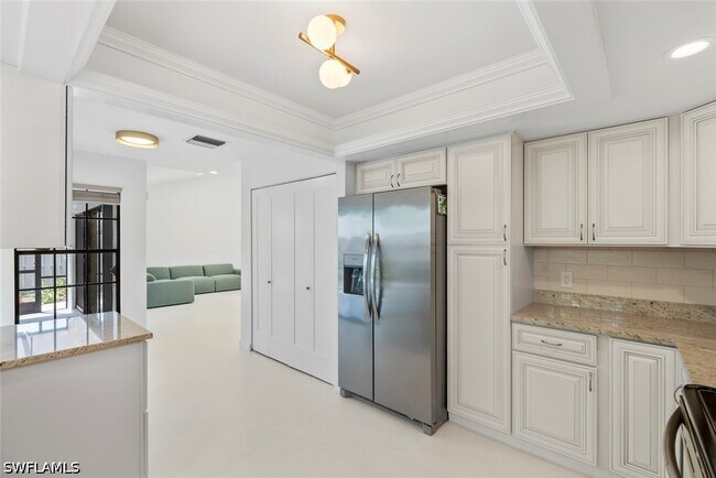Building Photo - 879 Meadowland Dr