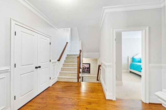 Building Photo - Elegant 5 bedroom home in Bedford!