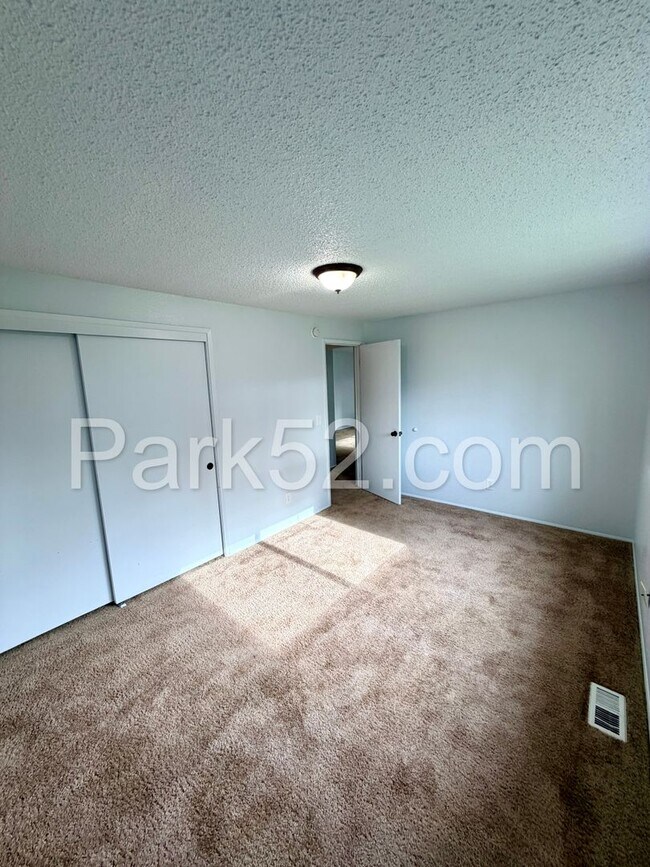 Building Photo - $100 OFF 1st Month's Rent!  Spanaway Area 3 Bedroom Rambler