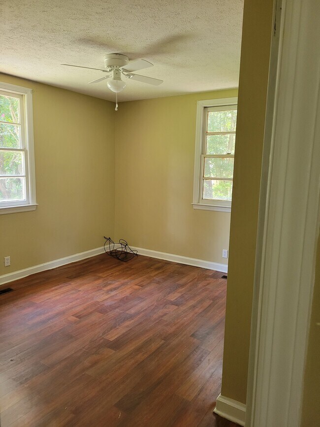 Building Photo - 502 Rosewood Dr