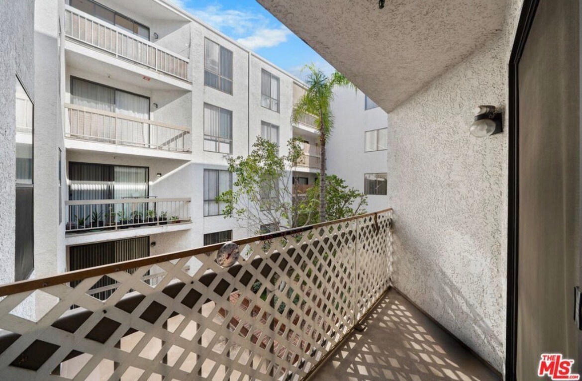 Building Photo - 533 S St Andrews Pl