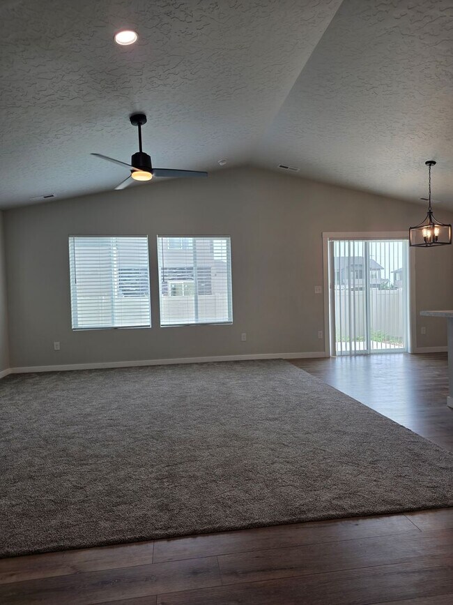 Building Photo - Like new 4 Bedroom Home