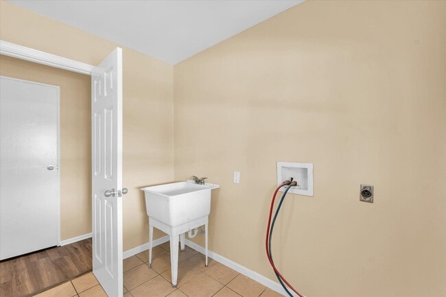 Building Photo - Now Leasing 3-Bedroom, 2-Bath House with Detached Garage for Move in August 1st!