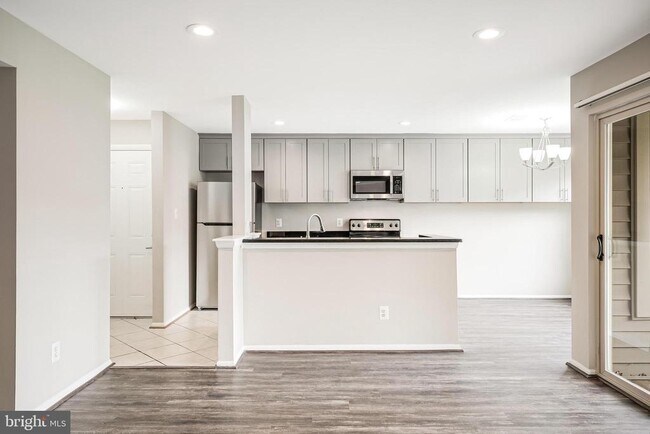 Building Photo - 1719 Ascot Way