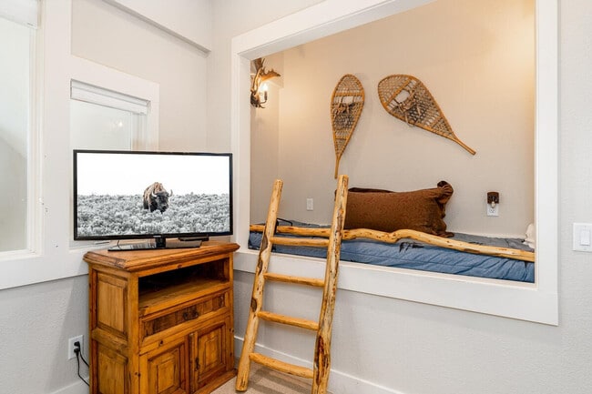 Building Photo - 4 Lower Saddle Ridge Rd