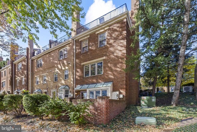 Building Photo - 2506 Fairfax Dr