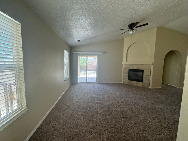 Building Photo - 3 bed 2 bath home