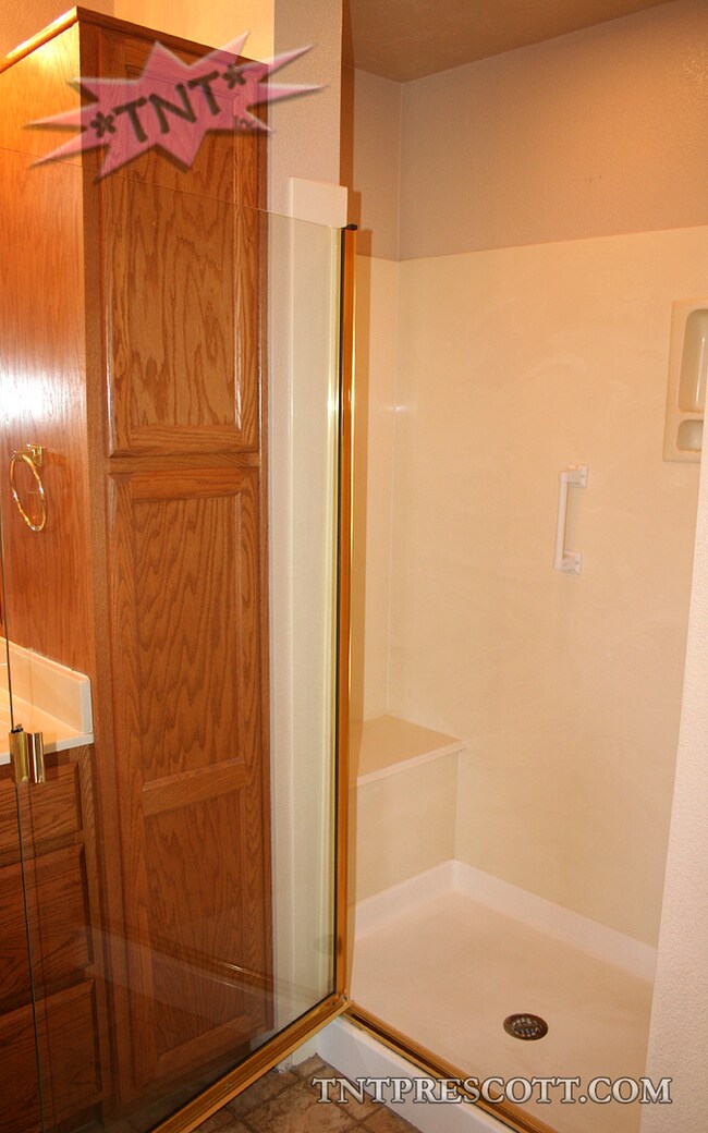 Building Photo - Home in Cliff Rose HOA ~ Winter Special!!