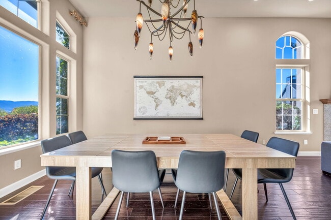 Building Photo - 1520 Taos Ln