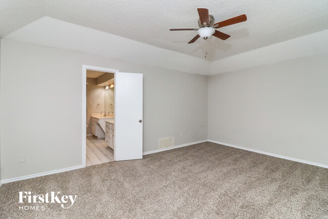 Building Photo - 2102 Greenbriar Ct