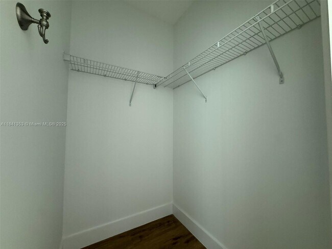 Building Photo - 950 Brickell Bay Dr