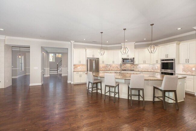 Building Photo - Stunning 5-Bedroom, 5-Bathroom Home with Chef's Kitchen and Luxurious Features