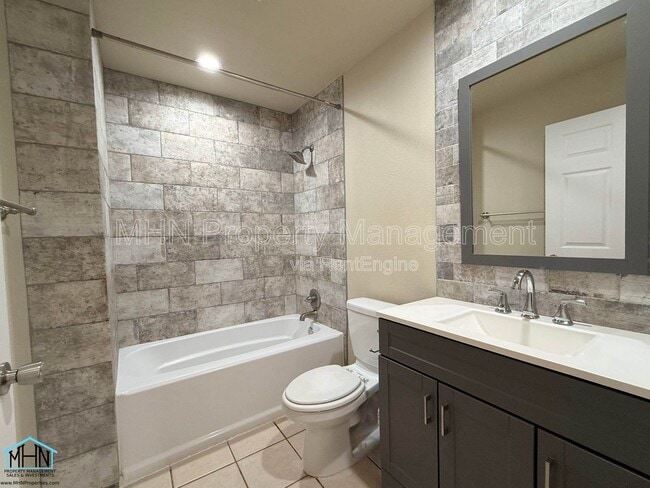 Building Photo - 5603 Lakebend W Dr