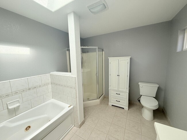 Building Photo - 1-Bedroom Unit with Parking & Appliances –...