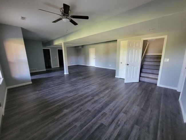 Building Photo - 5 bed/ 3 bath Single family home.