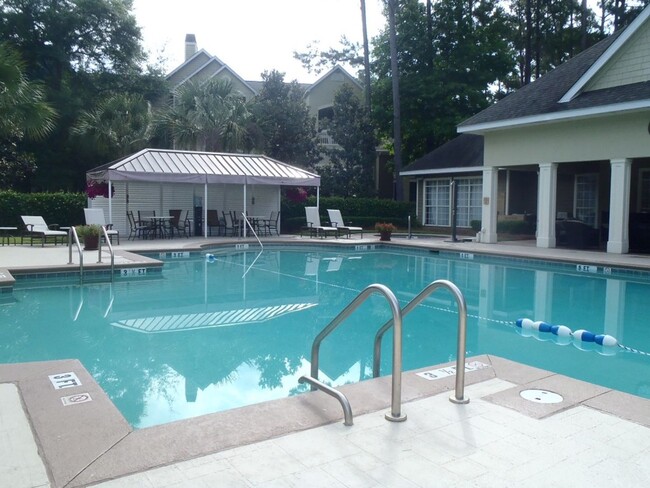 Building Photo - Unfurnished First Floor Condo w/ Garage!