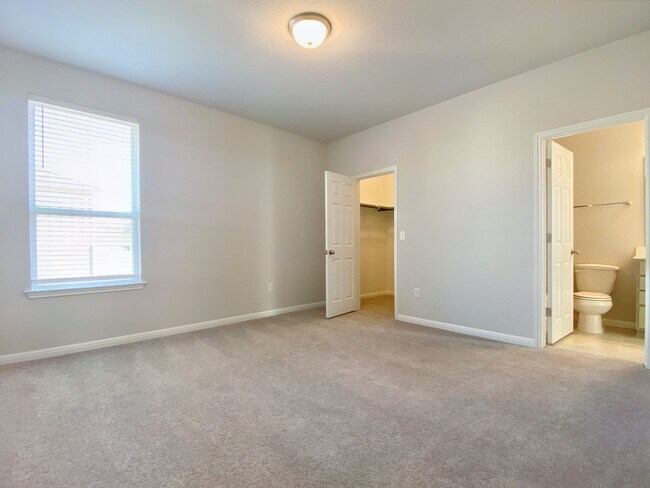 Building Photo - Beautiful and Spacious 4/BR 3.5/BA Modern ...