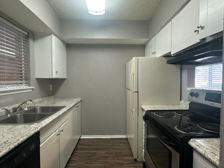 Building Photo - 2114 E Marshall Ave