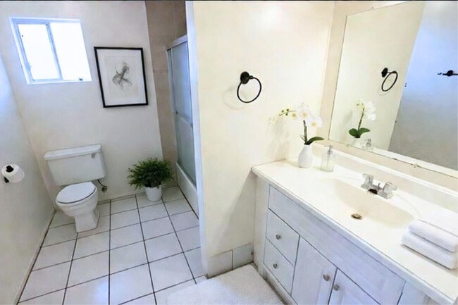 Building Photo - 1332 N Miller Rd