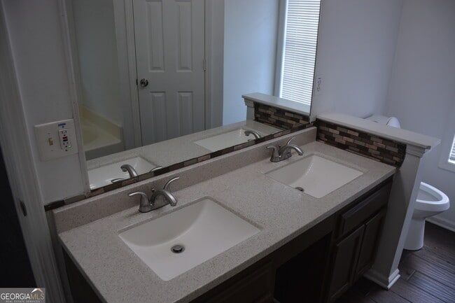 Building Photo - 5887 Mistyview Dr