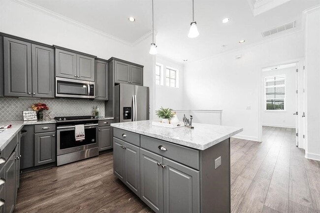 Building Photo - 2103 Naomi St