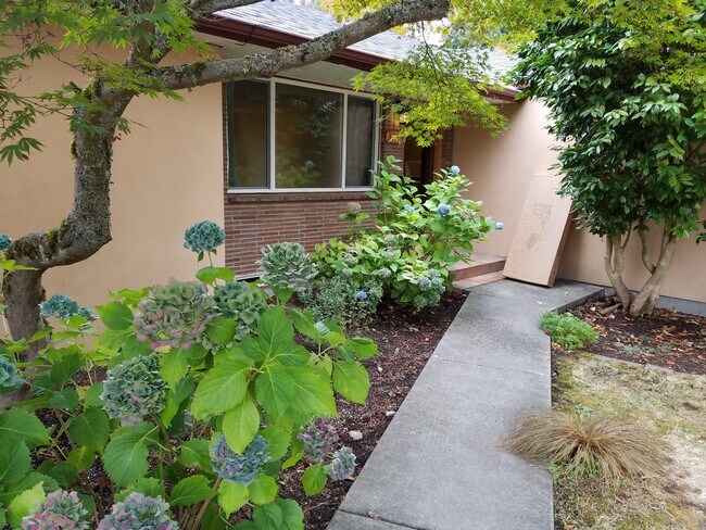Building Photo - 3844 NE 86th St
