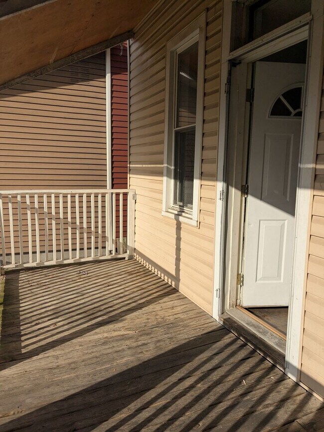 Building Photo - 2 bedroom, 1 bath Single Family House in Beaver Falls