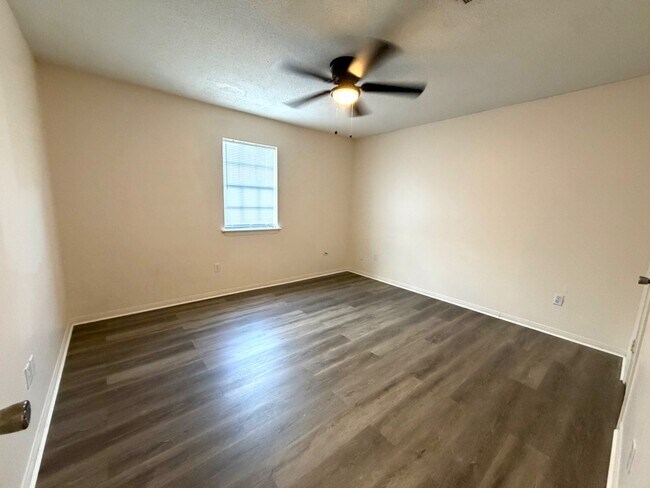 Building Photo - 104 Sweetbriar St