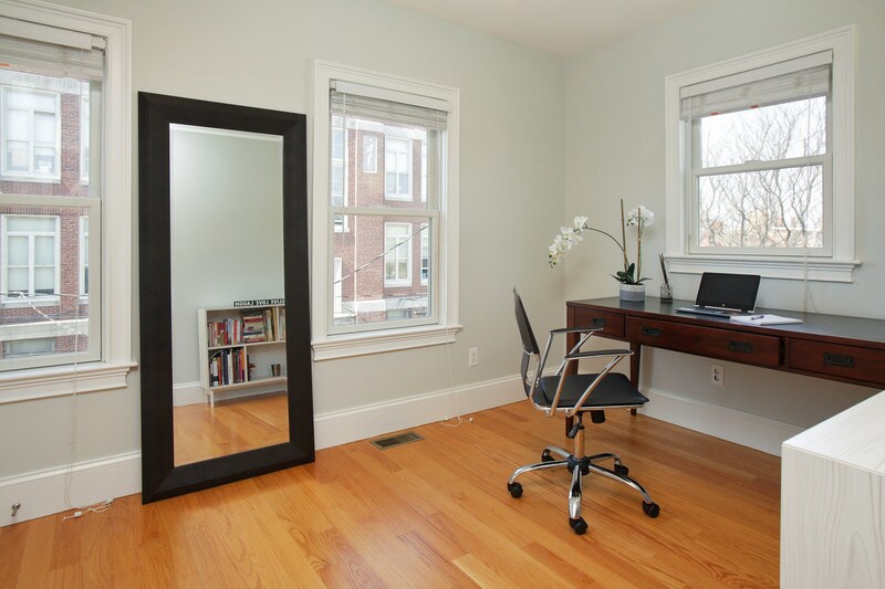 Building Photo - 210 W 7th St