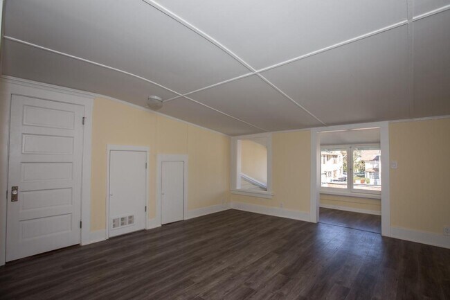 Livingroom Westside - 1075 1/2 Leighton Ave.