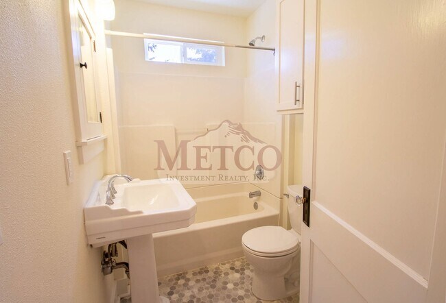 Building Photo - Light & Bright Home In Eugene