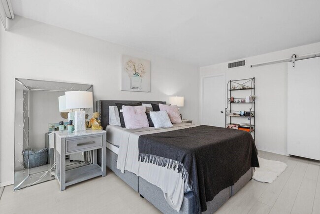 Building Photo - 5600 N Flagler Dr