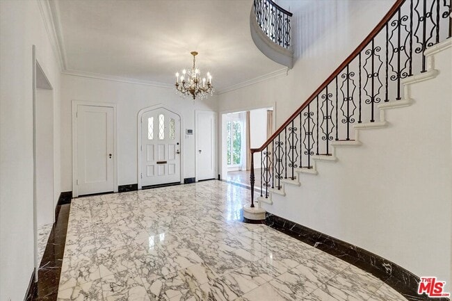 Building Photo - 165 N Las Palmas Ave