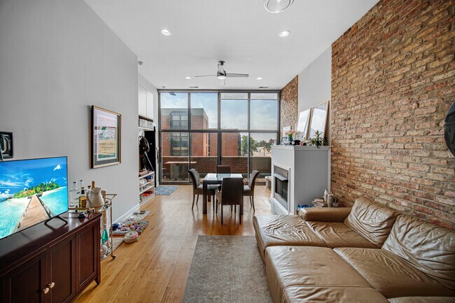 Building Photo - 1552 W Fullerton Ave